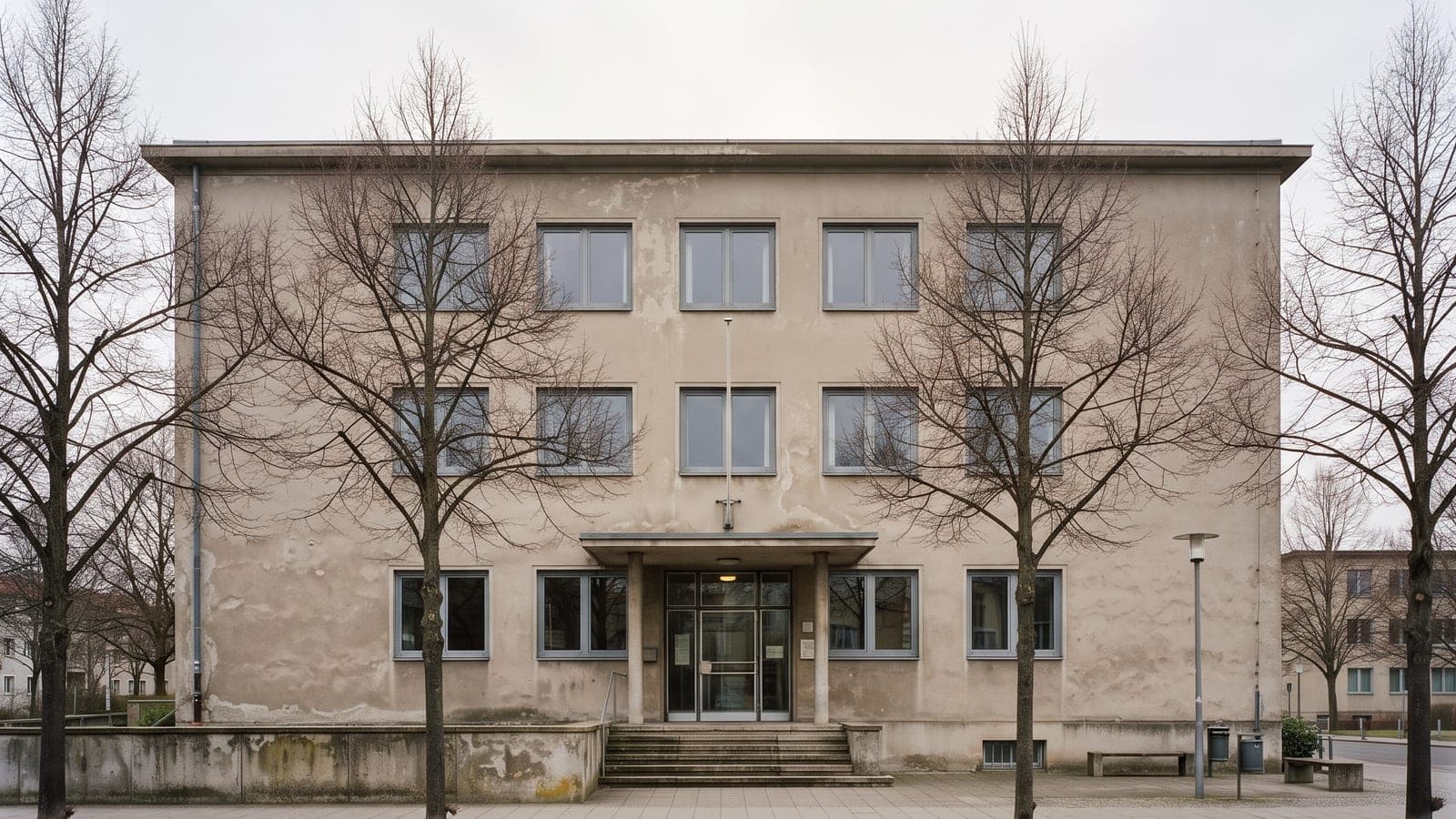 Nüchterner Verwaltungsbau einer deutschen Kommune von der Straße aus gesehen